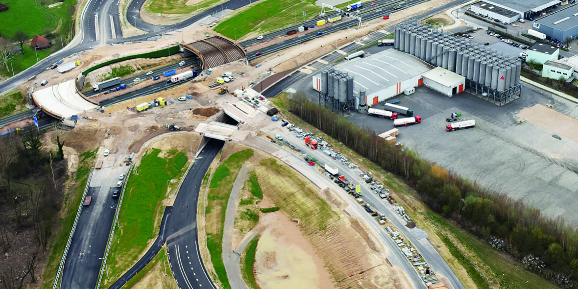 Provincie Limburg, luchtopname Buitenring Parkstad LimburgAanleg buitenring nabij Naanhof, op de voorgrond voormalige N298, kruissing Kathagen.