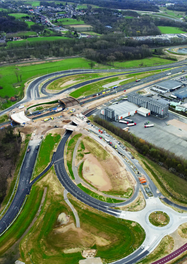 Provincie Limburg, luchtopname Buitenring Parkstad LimburgAanleg buitenring nabij Naanhof, op de voorgrond voormalige N298, kruissing Kathagen.